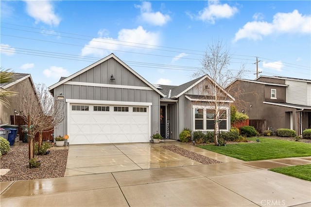 view of front of house featuring a garage and a front yard