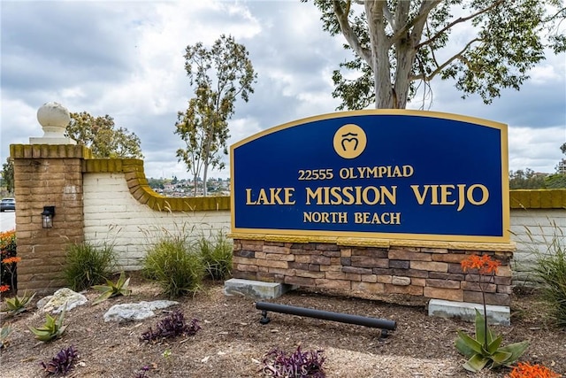 view of community / neighborhood sign