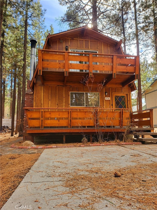 view of front of house featuring a wooden deck