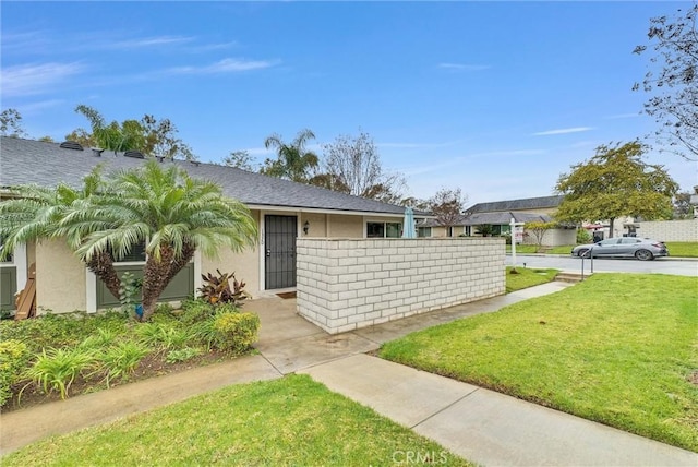 view of front of property featuring a front yard