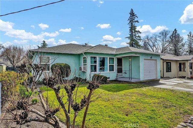 view of front of home with a garage, driveway, stucco siding, cooling unit, and a front yard