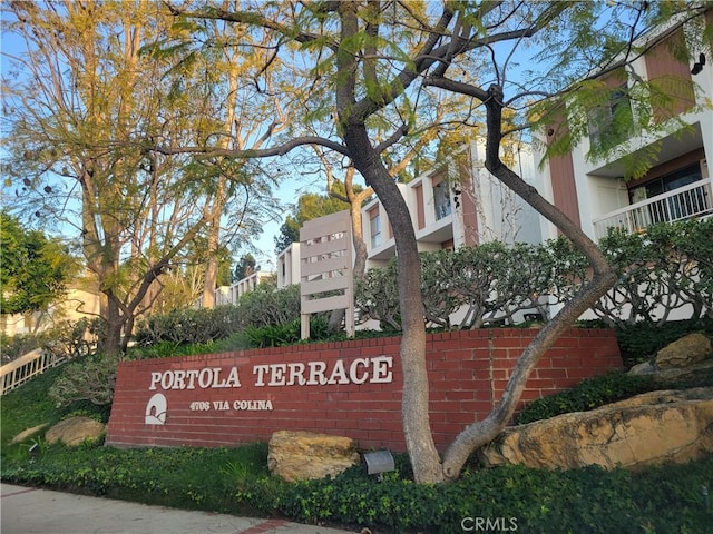 view of community / neighborhood sign