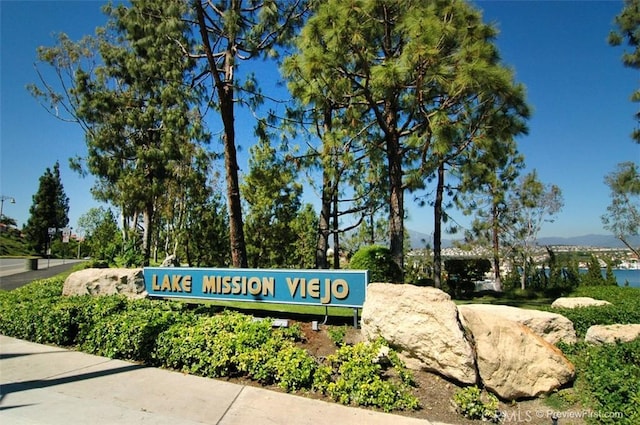 view of community / neighborhood sign