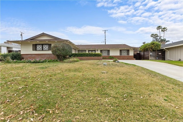 single story home featuring a front yard