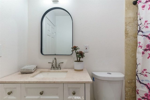 bathroom featuring a shower with shower curtain, toilet, and vanity