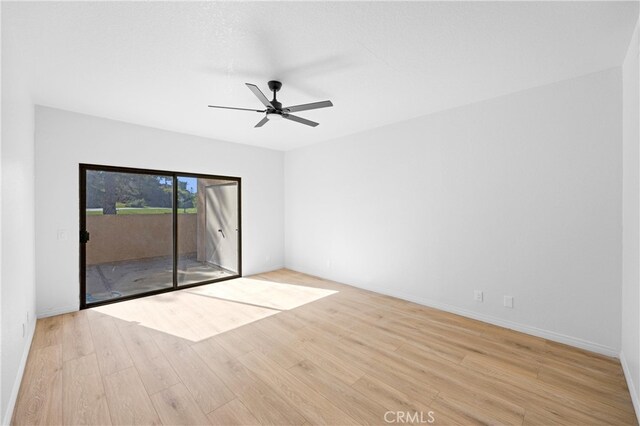 unfurnished room featuring light wood-style floors, baseboards, and a ceiling fan