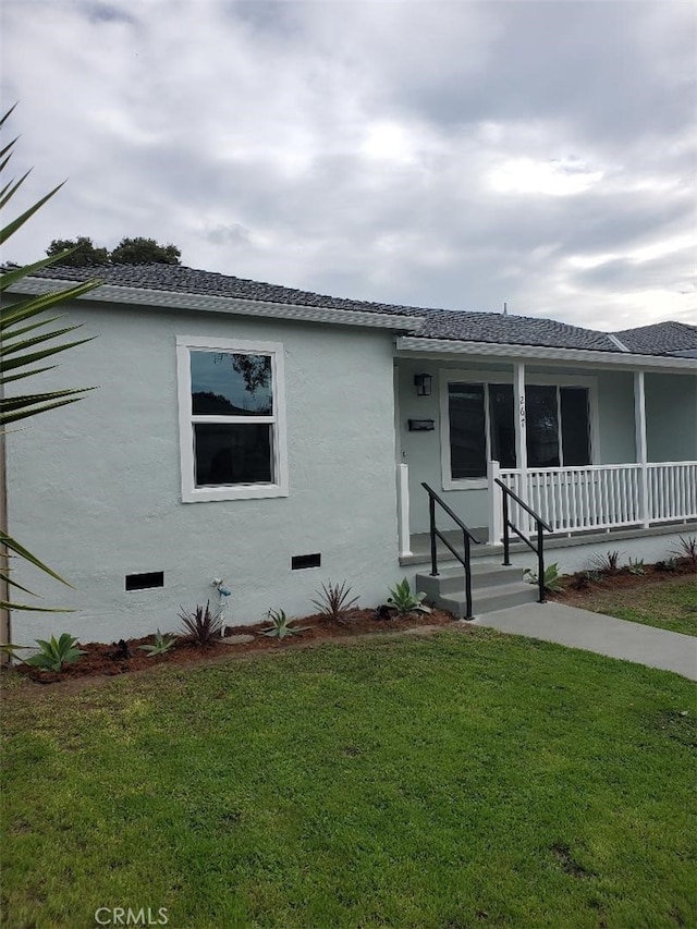 view of front facade featuring a front yard and a porch