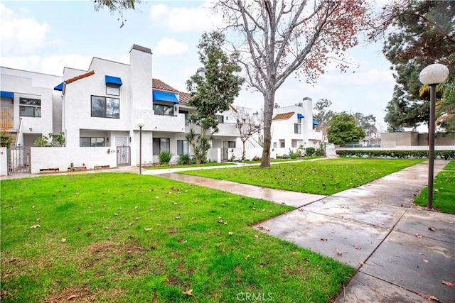 view of front of property featuring a front yard