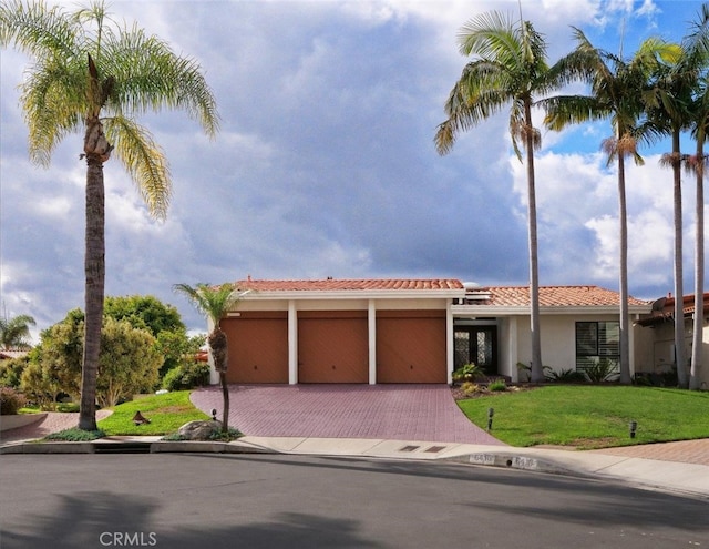 view of front of home featuring a garage and a front yard