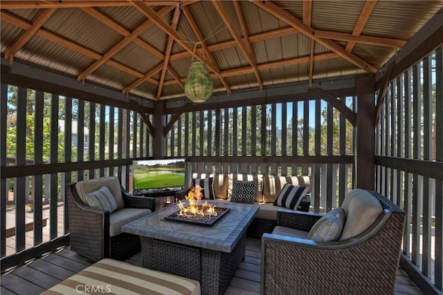 sunroom with vaulted ceiling