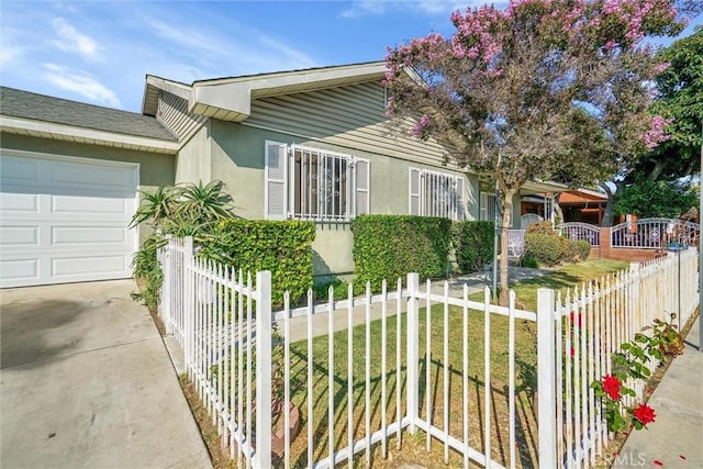 view of front facade with a garage and a front yard