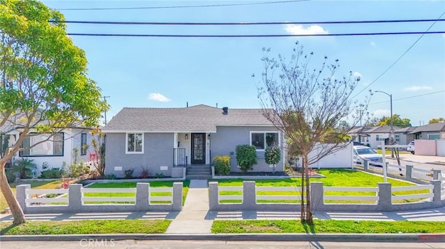 view of front of home featuring a front lawn