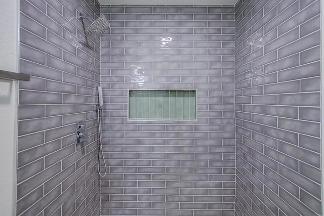 bathroom featuring a tile shower