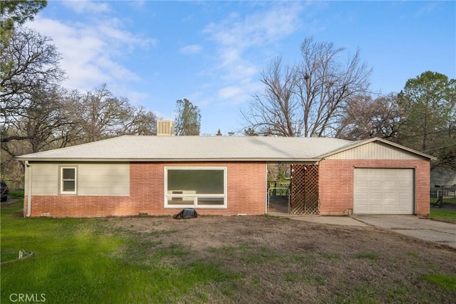 view of front of home featuring a garage and a front lawn