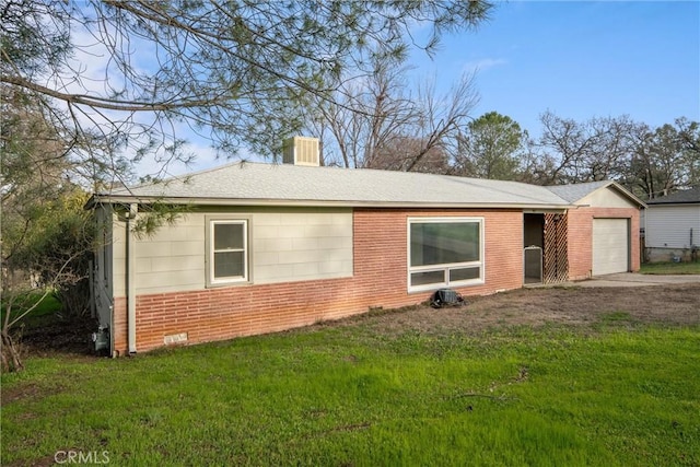 view of front of home featuring a garage and a front lawn