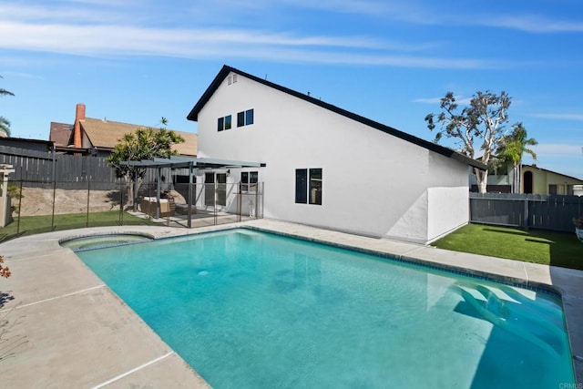 view of pool featuring a yard, a hot tub, a pergola, and a patio area