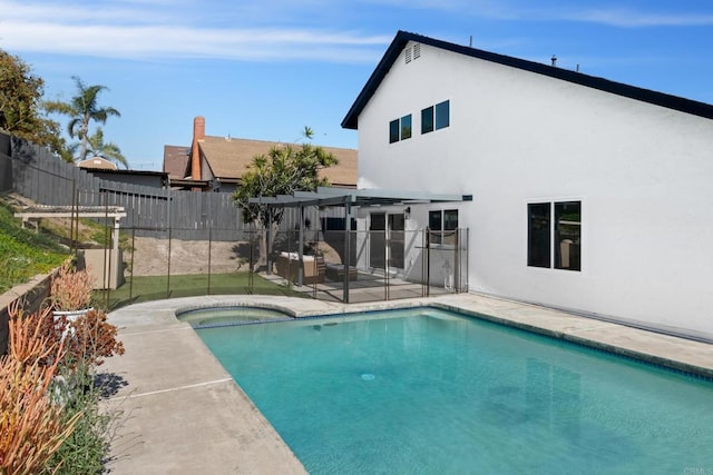 view of pool with a jacuzzi, outdoor lounge area, a pergola, and a patio