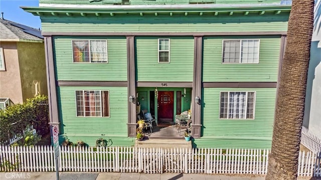 view of front of property featuring a fenced front yard