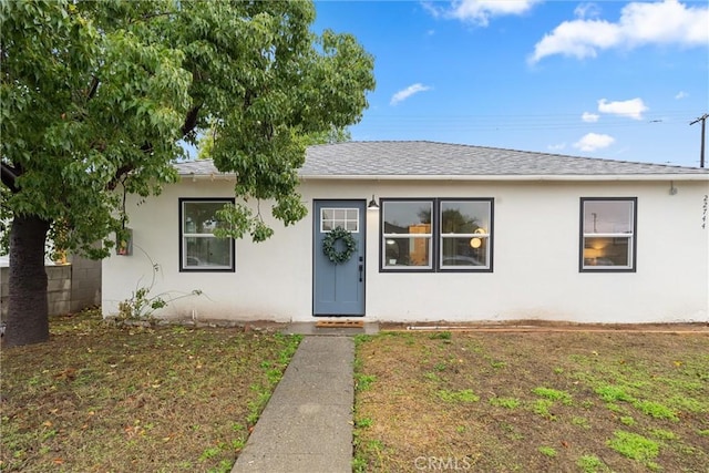 view of front of home featuring a front lawn