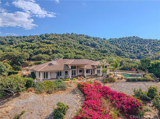 view of front of property featuring a patio area