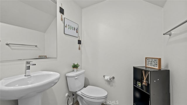 13180 Mesa Ln, Yucaipa, CA 92399 - bathroom featuring a sink and vaulted ceiling