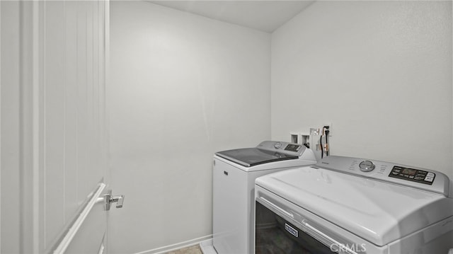 13180 Mesa Ln, Yucaipa, CA 92399 - laundry area featuring washer and clothes dryer and baseboards