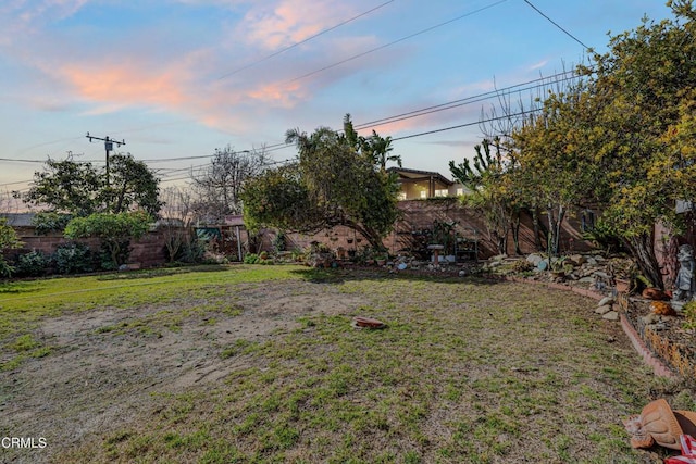 view of yard at dusk