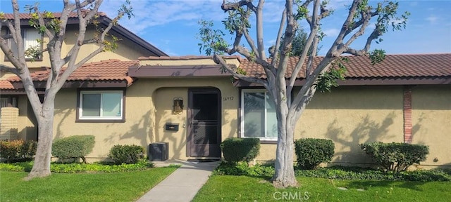 view of front of home with a front yard