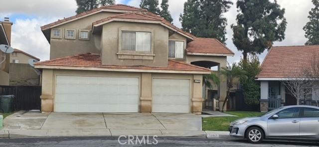 view of front property featuring a garage