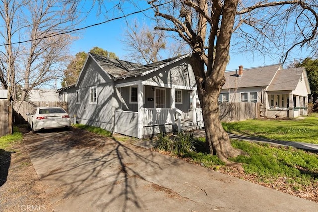 view of front of house with a front lawn