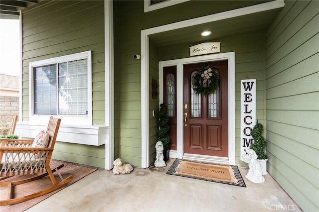 entrance to property featuring covered porch