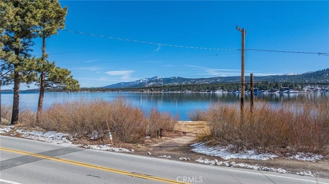 water view with a mountain view