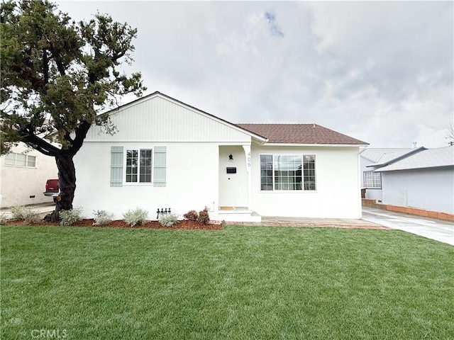 view of front of property with a front lawn