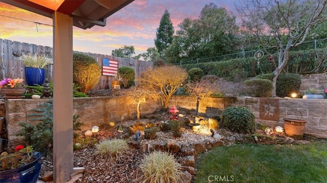 view of yard at dusk