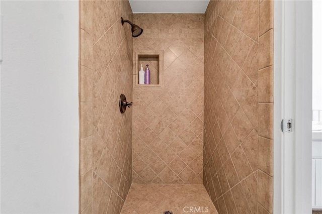bathroom featuring a tile shower