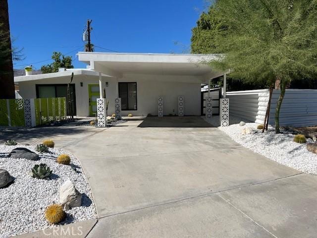 view of front facade featuring a carport