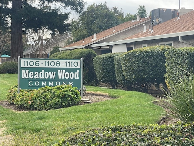 community sign with a yard