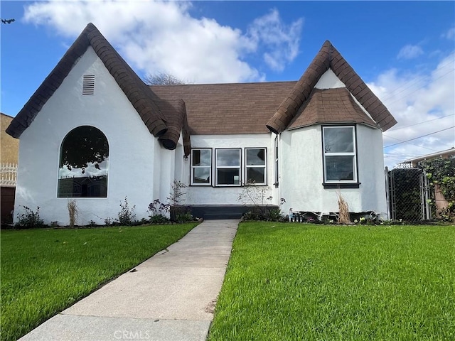 view of front of property featuring a front lawn