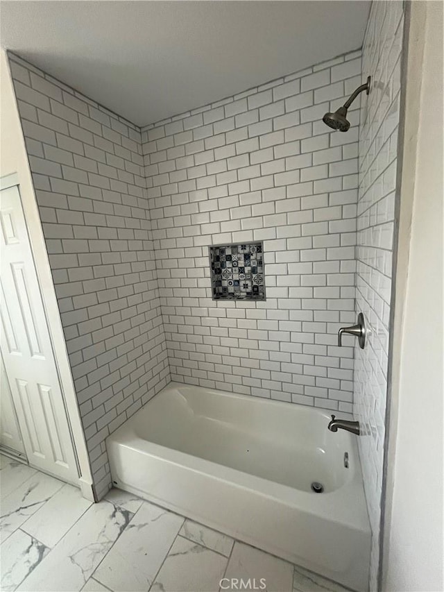 bathroom with tiled shower / bath combo