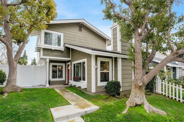 view of front of home featuring a front lawn and fence