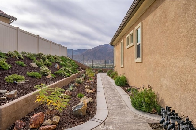 view of yard featuring a mountain view