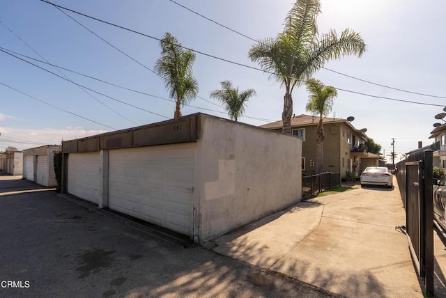341 Cuesta Del Mar Dr, Oxnard, CA 93033 - garage featuring fence
