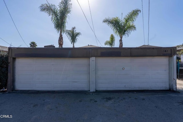 341 Cuesta Del Mar Dr, Oxnard, CA 93033 - view of garage