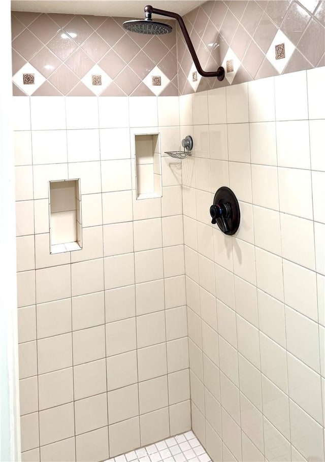 full bathroom featuring a tile shower