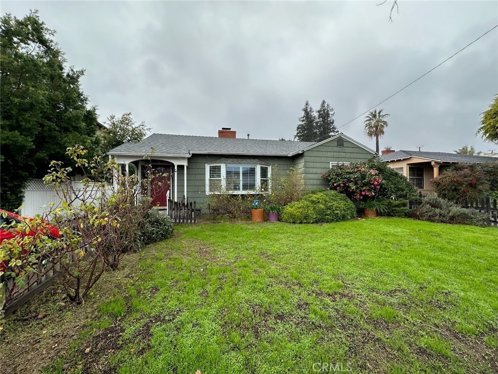 view of front of home featuring a front lawn