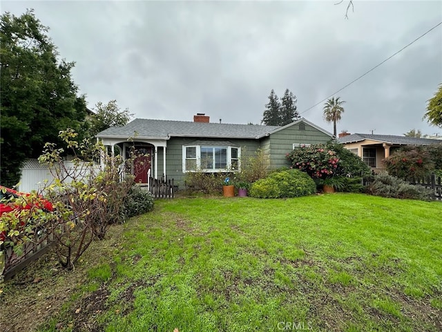 view of front of home featuring a front lawn