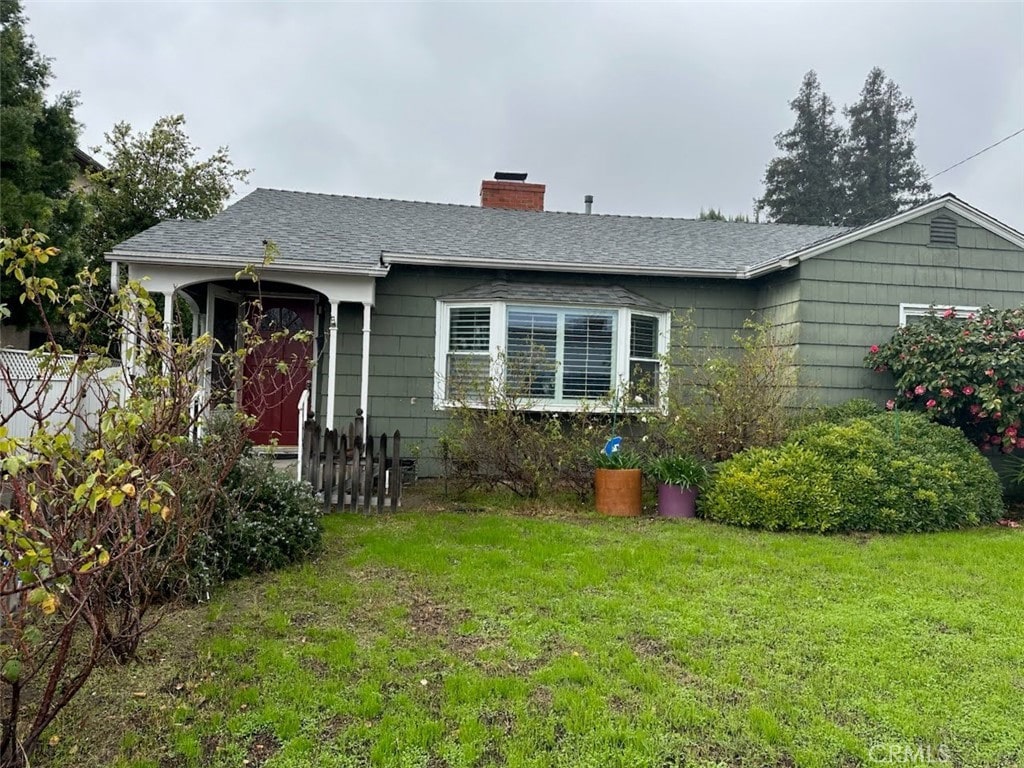 ranch-style home featuring a front lawn