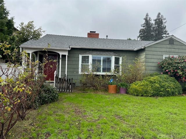 ranch-style home featuring a front lawn