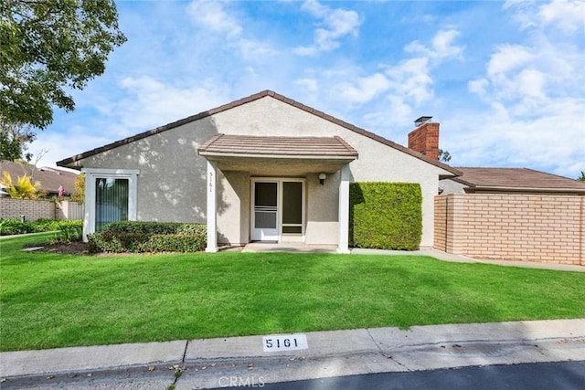 view of front of property featuring a front lawn