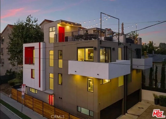 1304 N Mansfield Ave, Los Angeles, CA 90028 - view of front facade featuring a balcony